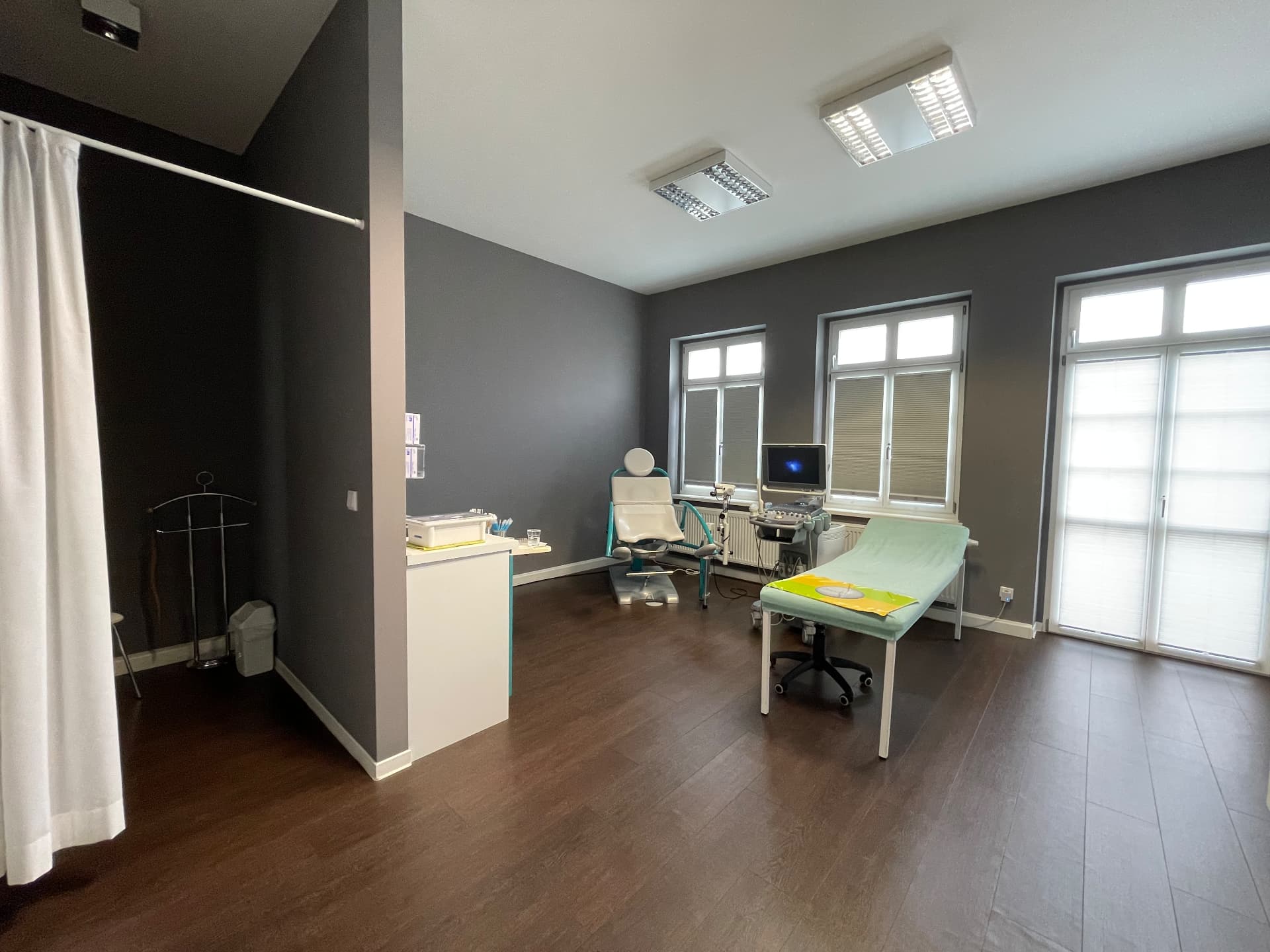 Behandlungsraum mit Ultraschallgerät und Liege