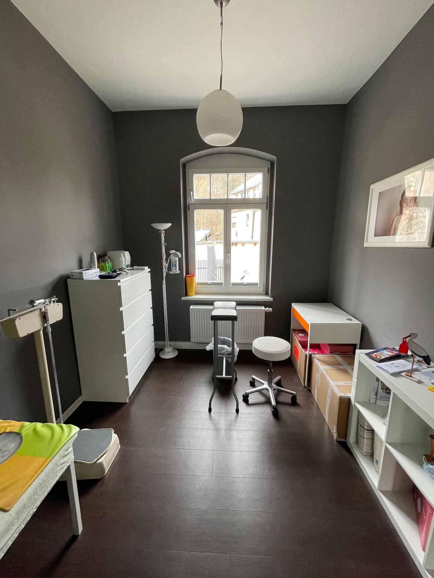 CTG-Raum mit Liege und Cardiotokograph