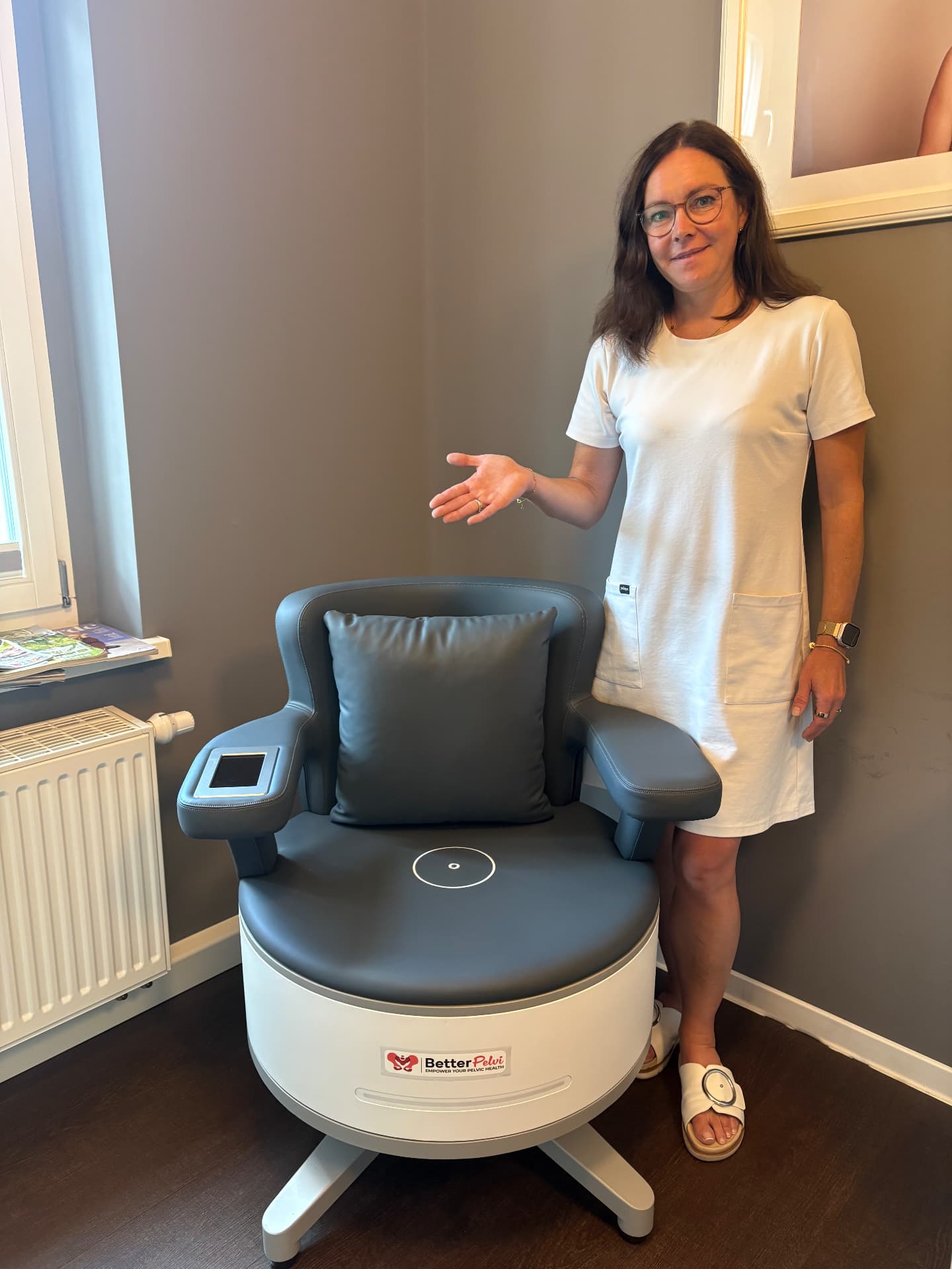 Dr. med. Jana Frost neben dem BetterPelvi-Sessel