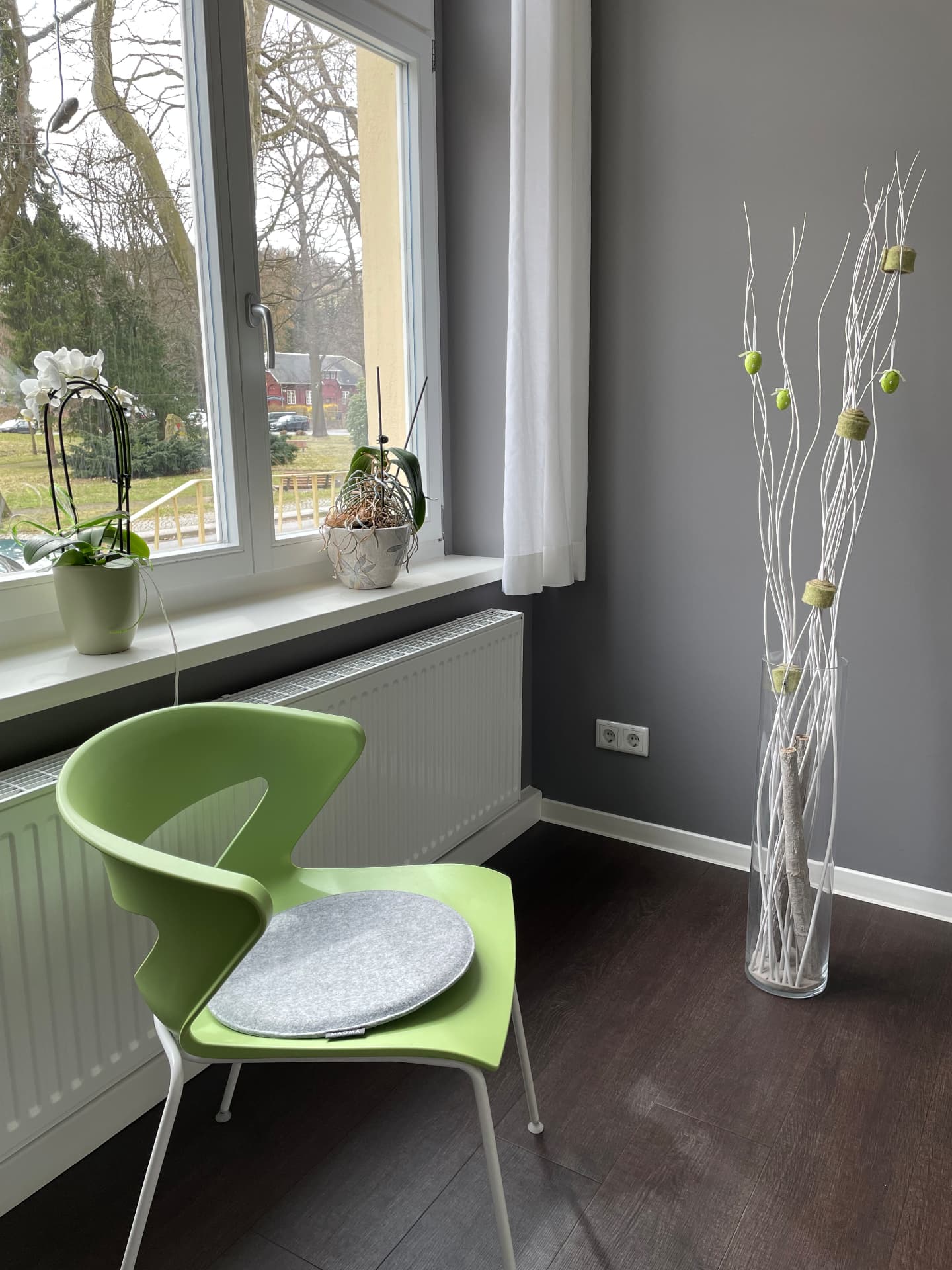 Ruhige Sitzecke am Fenster im Wartebereich